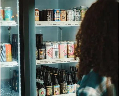 grand frigo à bière pour stocker des bouteilles de bière fraiches